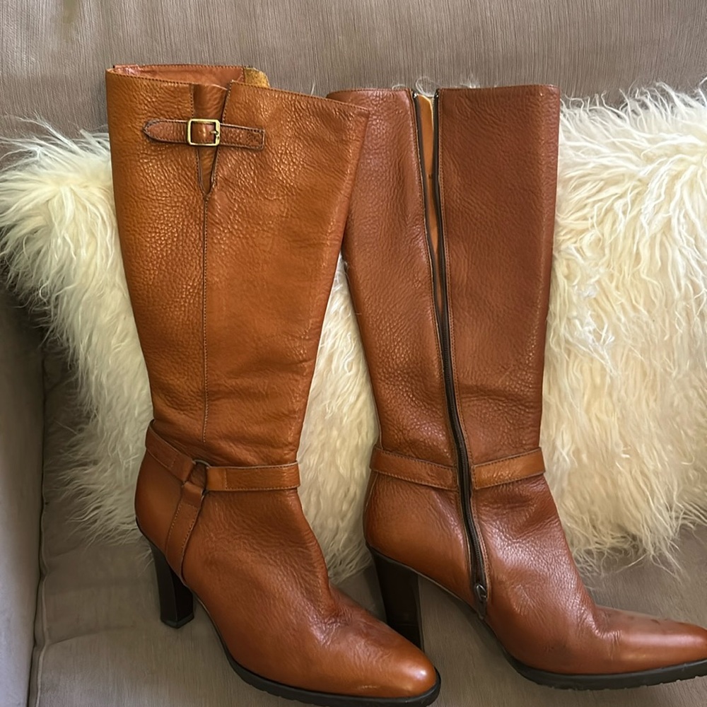 Crew leather boot.
